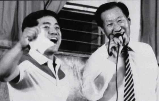 1984년 LA 올림픽 출전 국가대표 선수단 격려식에서 노래를 부르고 있는 당시 정주영 대한체육회장과 MC 이상용.[중앙포토]