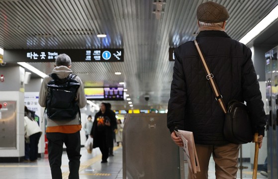 지난 3월 6일 지하철 1호선 종로5가역 승강장에서 중장년층 시민들이 이동하고 있다.연합뉴스