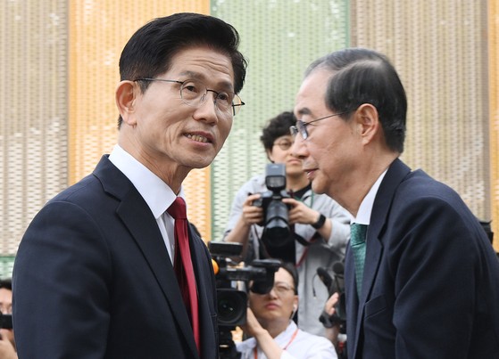 김문수 국민의힘 대선 후보와 한덕수 무소속 대선 예비후보가 지난 8일 국회 사랑재에서 만나 후보 단일화를 위한 2차 회동을 마친 뒤 이석하고 있다. 국회사진기자단