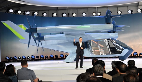 지난해 1월 미국 라스베이거스에서 열린 CES 2024에서 신재원 현대차·기아 AAM본부장 겸 슈퍼널 최고경영자(CEO) 사장이 S-A2 기체에 대해 설명하는 모습.사진 현대차그룹