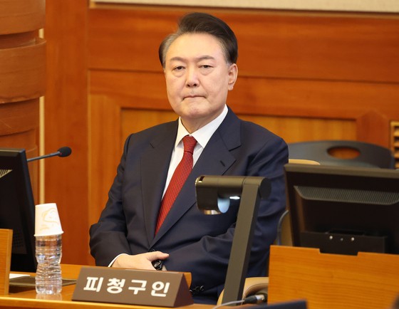 윤석열 대통령이 2월 13일 서울 종로구 헌법재판소에서 열린 탄핵심판 8차 변론에 출석해 있다.뉴스1
