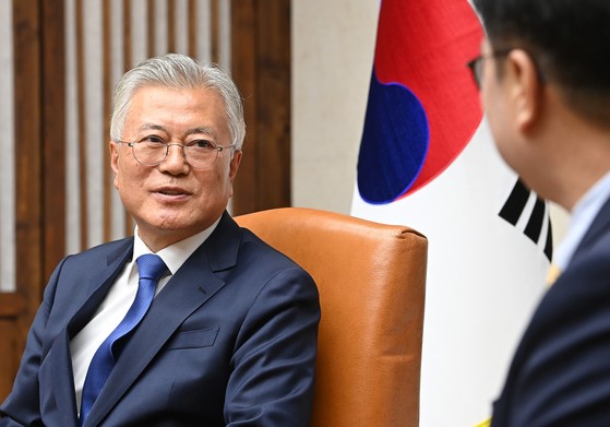 문재인 전 대통령이 지난달 25일 서울 여의도 국회의장실에서 우원식 국회의장과 대화하고 있다. 임현동 기자.