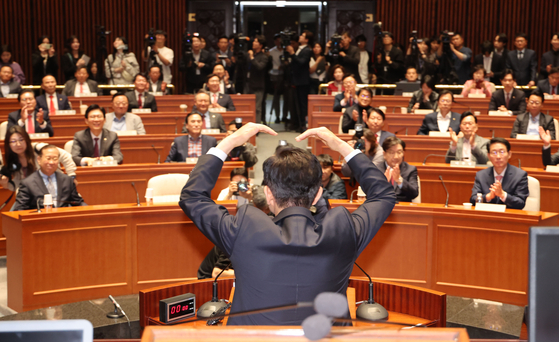국민의힘 김문수 대선 후보가 9일 서울 여의도 국회에서 열린 의원총회에 참석해 인사말을 하던 중 머리 위로 하트를 만들어 보이고 있다. 연합뉴스