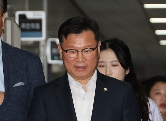 국민의힘 이양수 사무총장이 9일 서울 여의도 국회에서 재개된 국민의힘 김문수 대선 후보와 무소속 한덕수 대선 예비 후보 간의 단일화 협상에 참석하고 있다. 연합뉴스