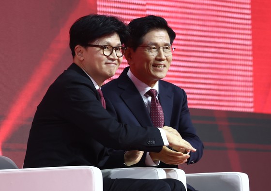김문수 국민의힘 대통령 후보가 3일 경기 고양시 킨텍스에서 열린 5차 전당대회에서 최종 후보로 확정된 뒤 한동훈 후보의 축하를 받고 있다. 뉴스1