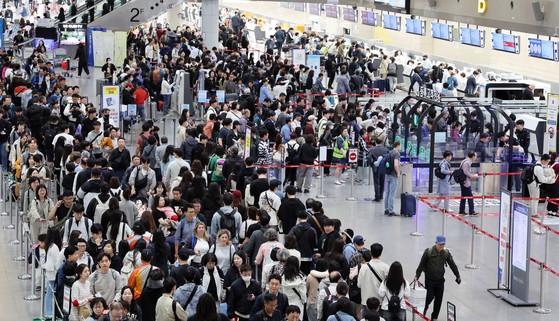 지난 1일 부산 강서구 김해국제공항 국제선 출국장에서 해외여행을 떠나는 여행객들이 길게 줄을 선 채 출국수속을 거치고 있다.뉴시스