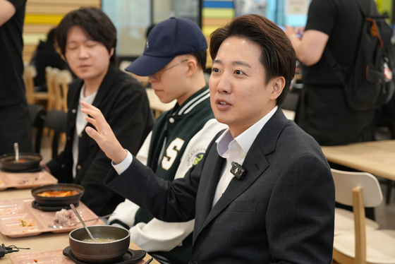 이준석 개혁신당 대선 후보가 9일 오전 서울 종로구 성균관대를 찾아 학생들과 학식을 먹었다. 사진 이준석 캠프 제공