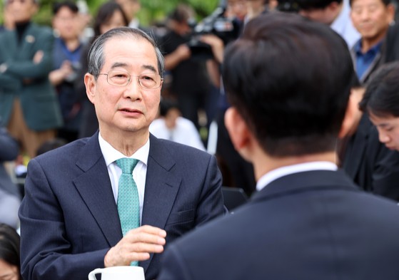김문수와 단일화 관련 2차 회동하는 한덕수   (서울=연합뉴스) 류영석 기자 = 무소속 한덕수 대선 예비후보가 8일 서울 국회 사랑재에 위치한 커피숍에서 국민의힘 김문수 대선후보와 후보 단일화 관련 회동을 하고 있다