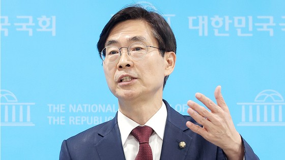 국민의힘 조경태 의원이 10일 국회 소통관에서 당의 김문수 대선 후보 선출 취소와 한덕수 후보 재선출 절차 착수 조치와 관련한 규탄 및 철회 촉구 기자회견을 마친 뒤 취재진 질문에 답변하고 있다. 연합뉴스