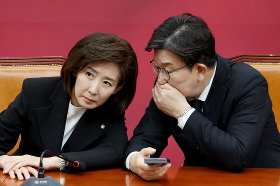 권성동 국민의힘 원내대표와 나경원 의원이 4일 오전 서울 여의도 국회에서 열린 선거대책위원회 회의에 참석해 대화하고 있다. 뉴스1