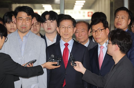 국민의힘 김문수 전 대선 후보가 10일 서울 양천구 서울남부지방법원에서 열린 당의 후보 선출 취소 가처분신청 사건 심문 기일에 출석한 뒤 법정을 나서며 발언하고 있다. 연합뉴스