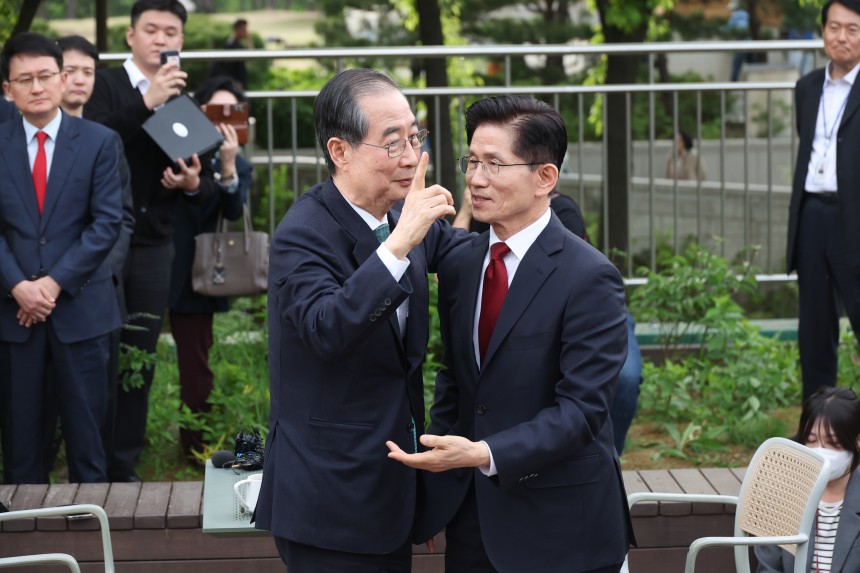 국민의힘 김문수 대선후보와 무소속 한덕수 후보가 지난 8일 서울 국회 사랑재에 위치한 커피숍에서 회동을 마친 후 포옹하고 있다. 연합뉴스