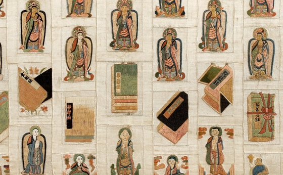 서울공예박물관 특별전에 선보이는 보물 자수가사(19세기)의 가운데 부분을 확대한 모습.사진 서울공예박물관