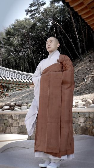 전남 구례 화엄사의 범정 스님이 가사를 수하는(걸쳐 입는) 방법을 소개하고 있다.가사는 승려가 예식 때 승복 위에 착용하는 일종의 법의(法衣)다.사진 서울공예박물관