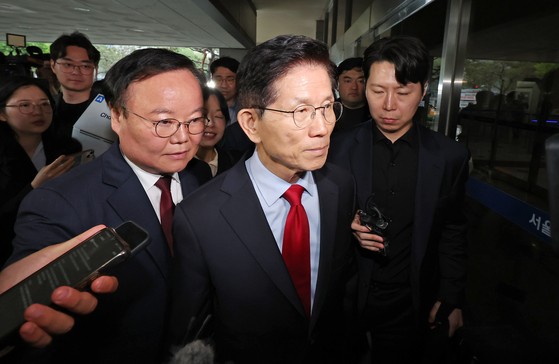 국민의힘으로부터 대통령선거 후보 자격이 취소된 김문수 후보가 10일 오후 서울 양천구 남부지방법원에서 열린 후보 선출취소 효력정지 가처분 심문기일에 출석하고 있다. 뉴스1