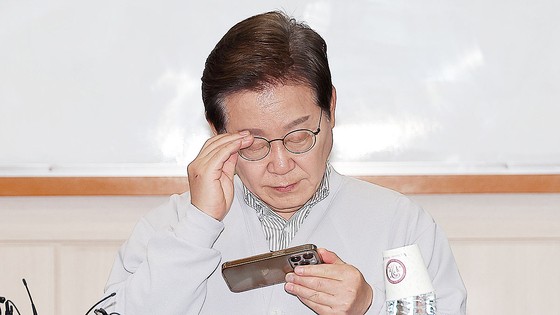 더불어민주당 이재명 대선 후보가 7일 전북 익산시 대한노인회 익산시지회에서 열린 노인회 간담회에서 잠시 휴대 전화를 확인하고 있다. 연합뉴스