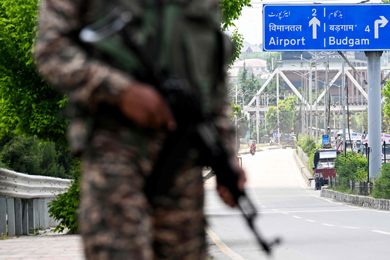 인도군 민병대가 스리나가의 국제공항 경비를 서고 있다. AFP=연합
