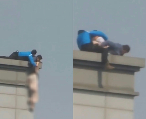 지난 2일 오후 3시17분쯤 서울 강남구 역삼동 19층 오피스텔 건물 옥상에서 한 여성이 투신 소동을 벌이다 약 2시간 만에 구조됐다.여성의 팔을 잡은 파란 상의의 남성이 경찰특공대 신모 경위(38),<a href=