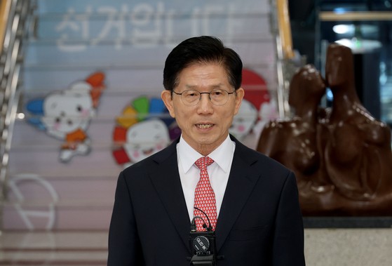 김문수 국민의힘 대선 후보가 11일 경기도 과천 중앙선거관리위원회에서 제21대 대통령선거 후보 등록 후 취재진 질문에 답하고 있다. 연합뉴스