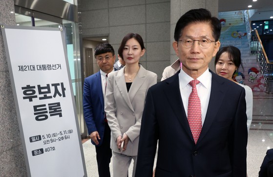  김문수 국민의힘 대선 후보가 11일 경기도 과천 중앙선거관리위원회에서 제21대 대통령선거 후보 등록 후 밖으로 나서고 있다. 연합뉴스