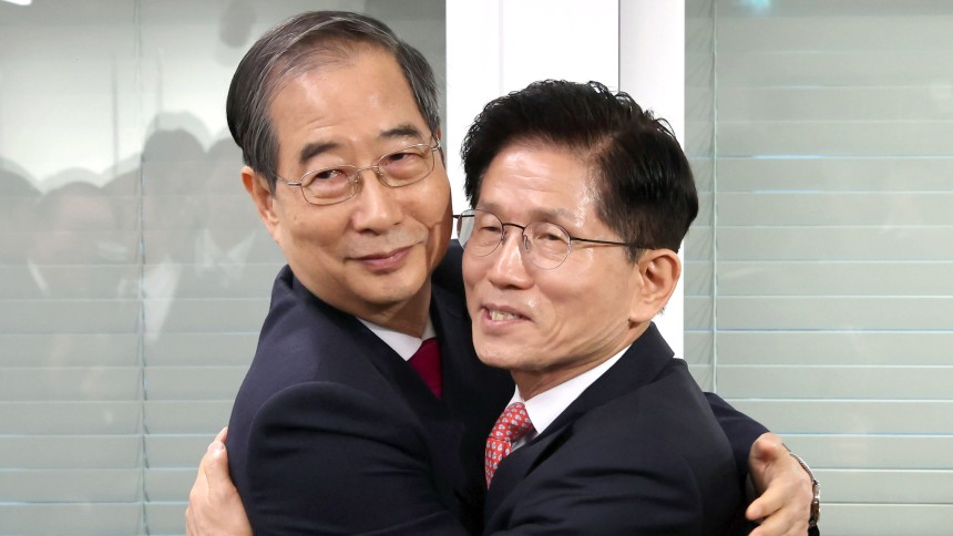 김문수 국민의힘 대선후보와 한덕수 전 국무총리가 11일 서울 여의도 국민의힘 대선후보 사무실에서 회동을 마친 뒤 포옹하고 있다. 김성룡 기자