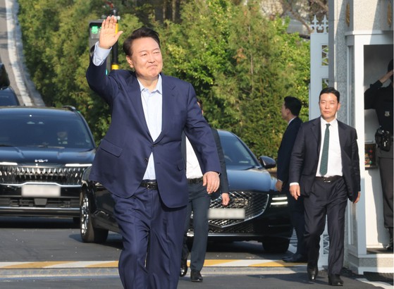 윤석열 전 대통령이 지난달 11일 서울 용산구 한남동 관저에서 나와 서초동 사저로 향하기 전 지지자들을 향해 손을 흔들며 걸어 나오고 있다. 연합뉴스