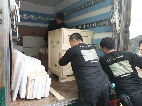 지난 10일 충남 서산 부석사에서 금동관세음보살좌상 일본 반환을 위한 이운법회 뒤 불상이 이동 차량으로 옮겨지고 있다.연합뉴스