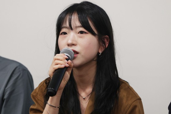 지난해 열린 서울예술단 창작가무극 '천 개의 파랑'제작발표회에 참여한 천선란 작가.그는 지난 10일 SNS를 통해 영화화 소식을 반기는 게시물을 올리기도 했다.연합뉴스