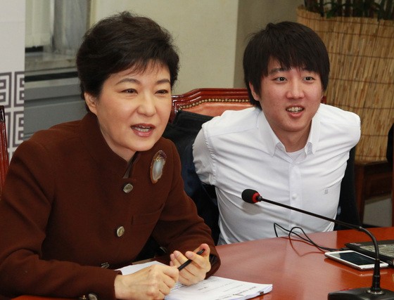 2012년 3월 당시 박근헤 새누리당 비대위 위원장이 회의를 주재하고 있다. 오른쪽엔 이준석 당시 비대위원. 중앙일보