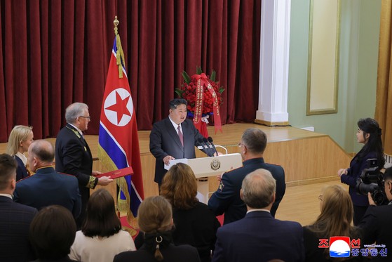  김정은 북한 국무위원장이 소련의 제2차 세계대전 승리(전승절) 80주년을 맞아 9일 오전 평양 주재 러시아 대사관을 방문해 축하 연설을 했다고 조선중앙통신이 9일 보도했다. 연합뉴스