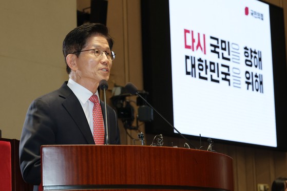 김문수 국민의힘 대통령 후보가 11일 오후 서울 여의도 국회에서 열린 의원총회에서 인사말을 하고 있다. 뉴스1