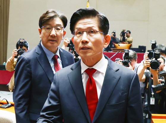 김문수 국민의힘 대통령 후보가 9일 오전 서울 여의도 국회에서 열린 의원총회에 참석한 뒤 나오고 있다. 왼쪽은 권성동 원내대표. 뉴스1