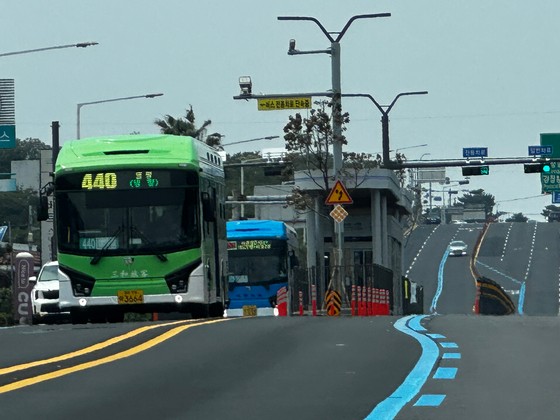 11일 낮 12시 제주시 명신마을 BRT 정류장에 정차 중인 양문형 시내버스들.최충일 기자