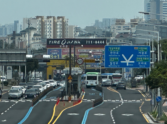 11일 낮 12시 제주시 명신마을 BRT 정류장을 떠나는 양문형 시내버스들.최충일 기자