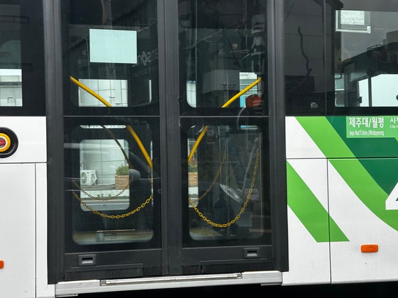  11일 낮 12시 제주시 명신마을 BRT 정류장에 정차 중인 양문형 시내버스의 뒷문.최충일 기자