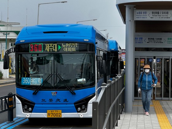 11일 낮 12시 제주시 명신마을 BRT 정류장에 정차 중인 양문형 시내버스에서 내린 제주시민.최충일 기자