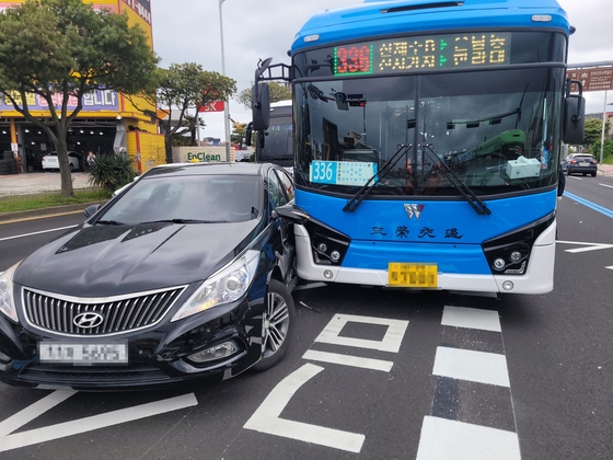 10일 오후 1시50분께 제주시 오라3동 오라오거리에서 양문형 시내버스와 승용차가 부딪히는 사고가 발생했다.사진 제주도소방안전본부