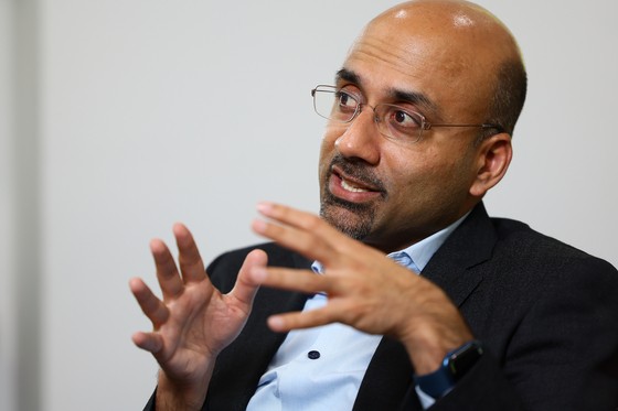 제16회 조락교경제학상 수상을 위해 방한한 아티프 미안(Atif Mian) 미국 프린스턴대 경제학과 석좌교수,가 지난 8일 연세대학교 대우관에서 중앙일보와 인터뷰하고 있다.김현동 기자