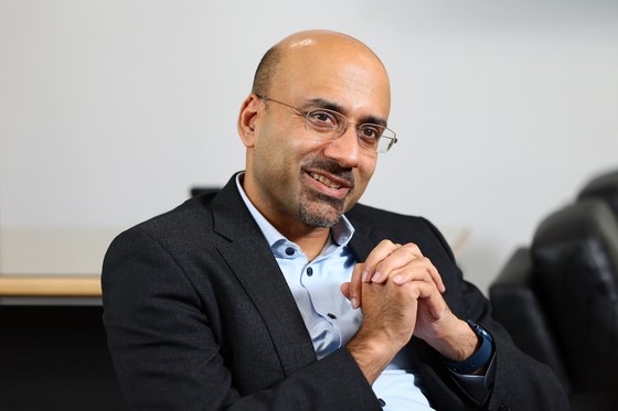  제16회 조락교경제학상 수상을 위해 방한한 아티프 미안(Atif Mian) 미국 프린스턴대 경제학과 석좌교수,가 지난 8일 연세대학교 대우관에서 중앙일보와 인터뷰하고 있다.김현동 기자