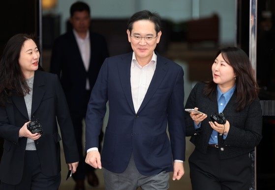 일본 출장을 마친 이재용 삼성전자 회장이 지난달 9일 서울 강서구 김포비즈니스항공센터(SGBAC)로 귀국하고 있다.뉴시스