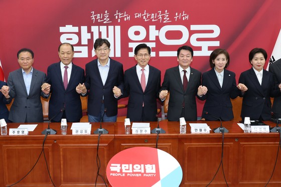 김문수 국민의힘 대통령 후보와 권성동, 황우여, 안철수, 나경원, 양향자 공동선거대책위원장 등이 11일 오후 서울 여의도 국회에서 열린 중앙선거대책위원회 회의애서 손을 맞잡고 기념촬영을 하고 있다. 뉴스1