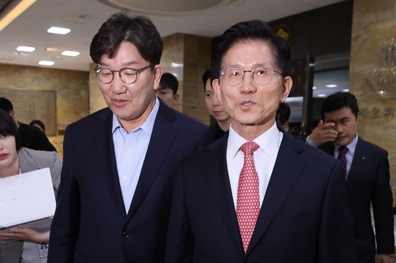 김문수 국민의힘 대통령 후보와 권성동 원내대표가 11일 오후 서울 여의도 국회에서 열린 의원총회를 마치고 함꼐 이동하고 있다. 뉴스1