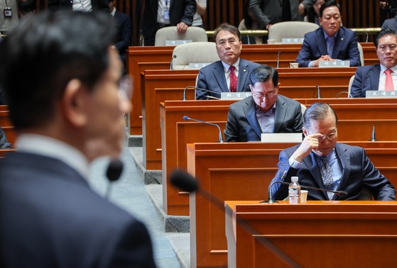 김 “원팀” 의총 큰절…비대위원장 90년생 김용태