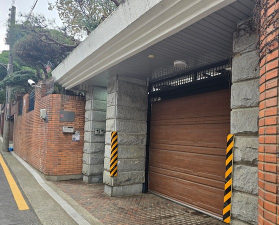 중앙일보 취재를 종합하면 일부 경찰 인사들이 건진법사 전성배씨가 운영하는 서울 역삼동 법당을 방문한 것으로 파악됐다.손성배 기자