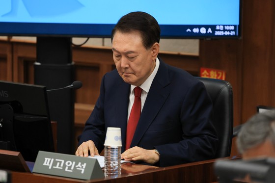 지난달 21일 서초동 서울중앙지법에서 열린 내란우두머리 사건 두 번째 공판기일에 출석한 윤석열 전 대통령. 뉴스1