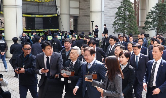 지난 3월 26일 법원에 출석하는 이재명 더불어민주당 후보.주요 피고인의 주요 사건 기일엔 사전에 정해진 취재기자 2인의 접근을 허용하면서도,법원 방호인력과 경찰 등 경호인력이 밀착해 동선을 경호한다.연합뉴스