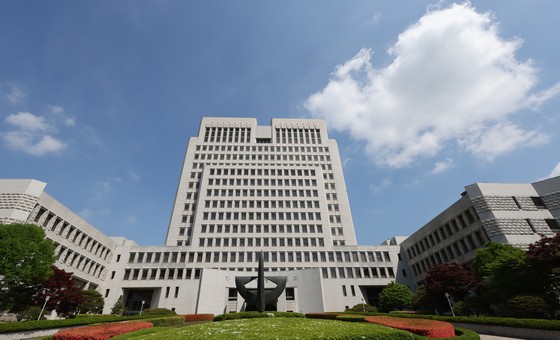 대법원이 정치권의 공세에 직면했다.조국혁신당은 11일 조희대 대법원장과 대법관 9명에 대한 탄핵소추안을 공개했다.뉴스1
