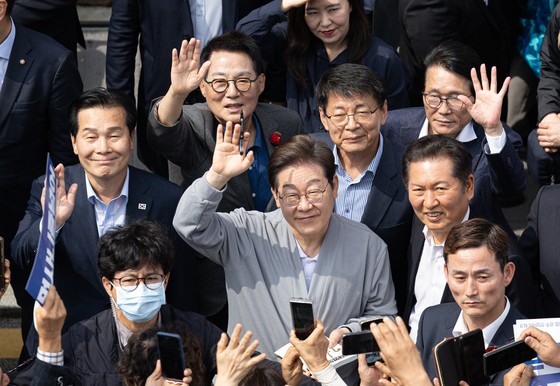 경청투어에 나선 이재명 더불어민주당 대통령 후보가 11일 오후 전남 영암군 독천낙지거리에서 손을 흔들며 인사하고 있다. 뉴스1