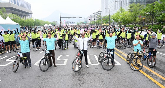 1년 중 딱 하루, 차 대신 자전거 달렸다…강변북로 1만대 물결