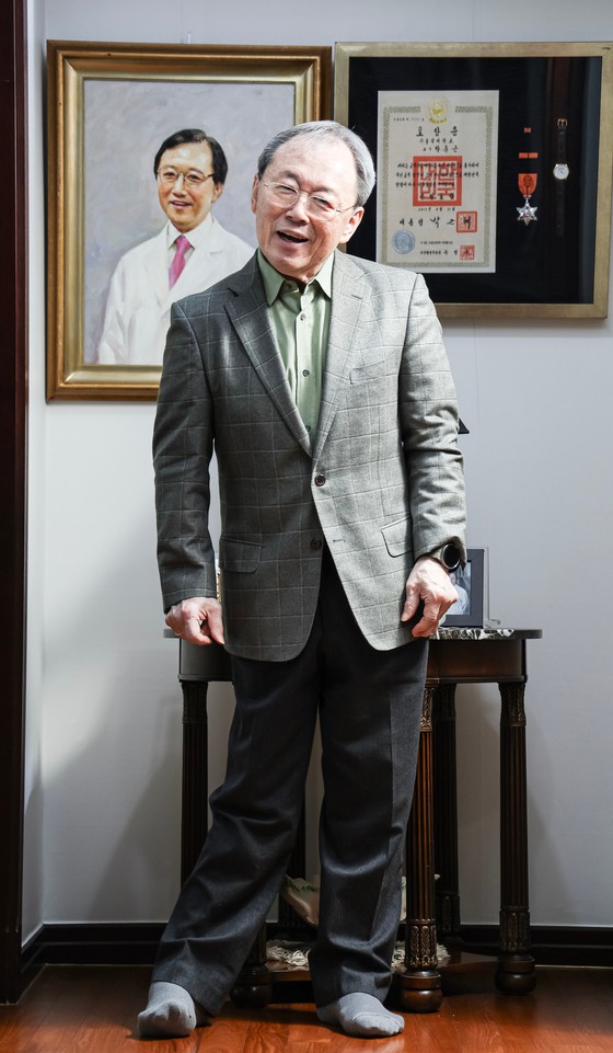 휠체어에 앉아서 인터뷰를 하던 박춘근 명예교수가 사진을 찍기 위해 일어섰다.그는 "파킨슨병에 걸리면 항상 누워 있다고 생각하는데,환자 본인이 얼마나 의지를 갖고 치료하느냐에 따라 일상을 잘 살 수 있다는 걸 알려